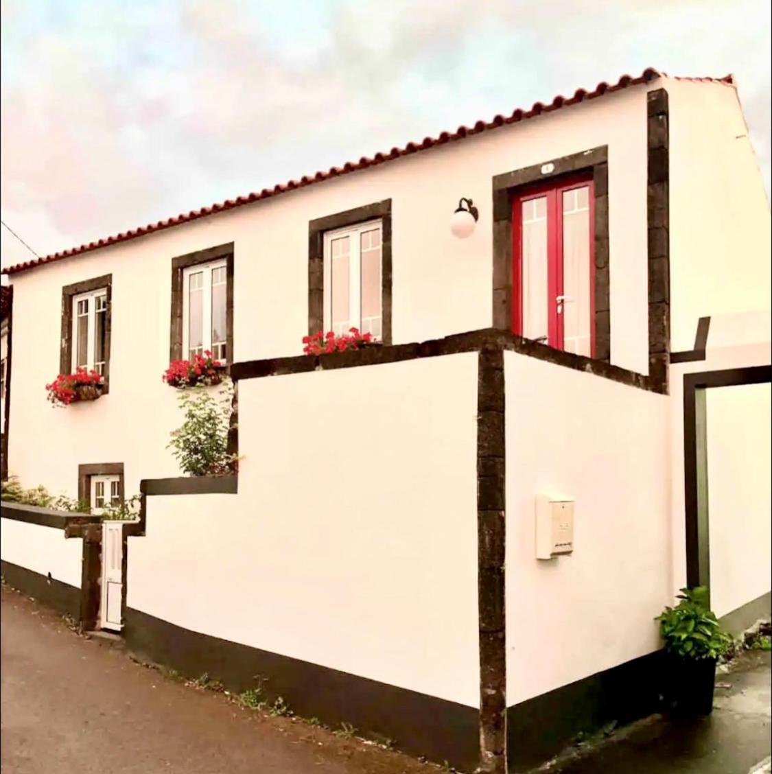 Quinta Pereirinha Farm - Bed & Breakfast - Pico Island, Azores - Private 3 Bedroom Home On A Working Farm W Ocean Views São Roque do Pico Buitenkant foto